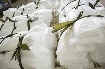 Τα πλαστικά PP που υφάθηκαν τοποθέτησαν τυπωμένο 25kg βάρος φόρτωσης τσαντών σάκων ρυζιού Gusseted σε στρώματα το συνήθεια